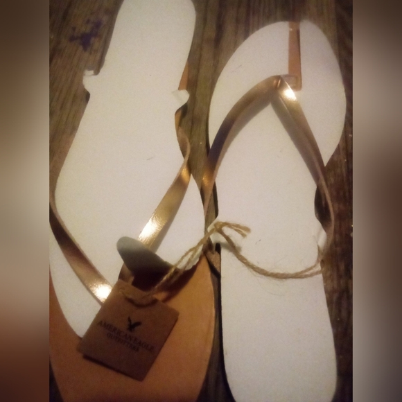 NWT WOMANS AMERICAN EAGLE GOLD THONG SANDLES SZ 10 - Picture 1 of 3